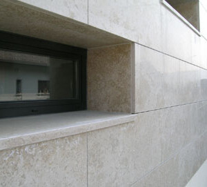 FACCIATA VENTILATA IN MARMO GIALLO D'ISTRIA