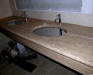 PIANO BAGNO SOSPESO IN TRAVERTINO