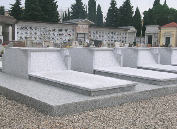 Tombe in granito bianco sardo