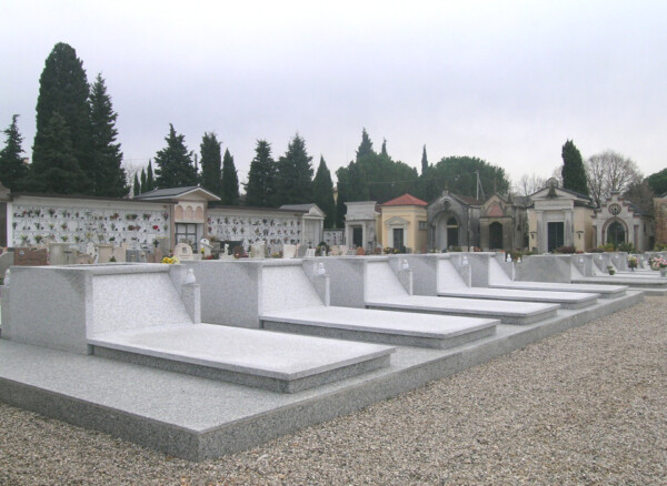Tombe in granito bianco sardo - immagine 3