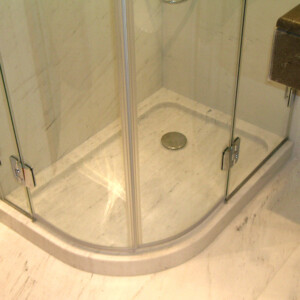 PIATTO DOCCIA IN MARMO GIADA WHITE con SALVAGOCCIA