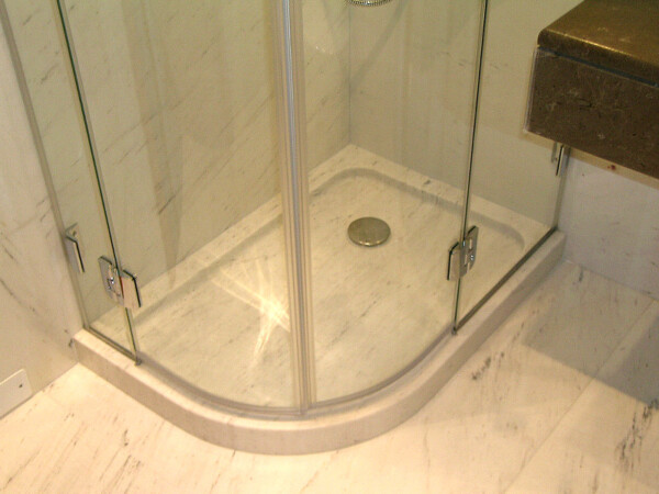 PIATTO DOCCIA IN MARMO GIADA WHITE con SALVAGOCCIA