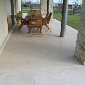 PAVIMENTI PER ESTERNI IN MARMO GIALLO D'ISTRIA