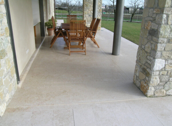 PAVIMENTI PER ESTERNI IN MARMO GIALLO D'ISTRIA