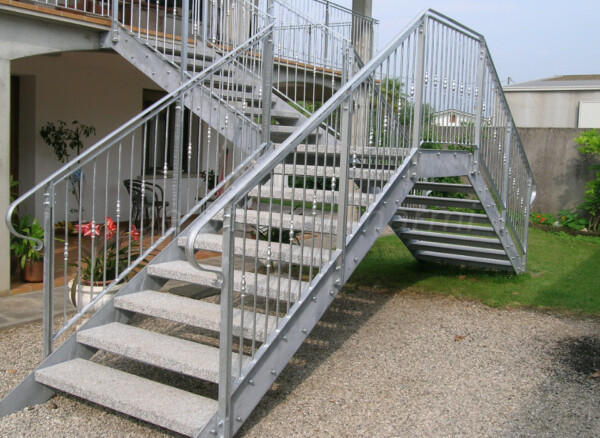 SCALA IN MARMO SARDO FIORITO