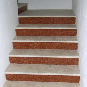 SCALA IN MARMO TERRASANTA E ROSSO ASIAGO