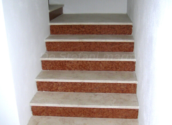 SCALA IN MARMO TERRASANTA E ROSSO ASIAGO
