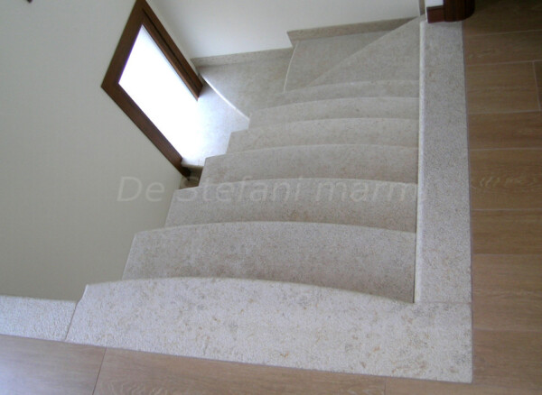 SCALA IN MARMO GIALLO D'ISTRIA