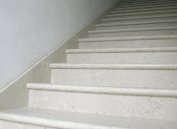 SCALA IN MARMO BIANCONE: DETTAGLIO GRADINI - immagine 3