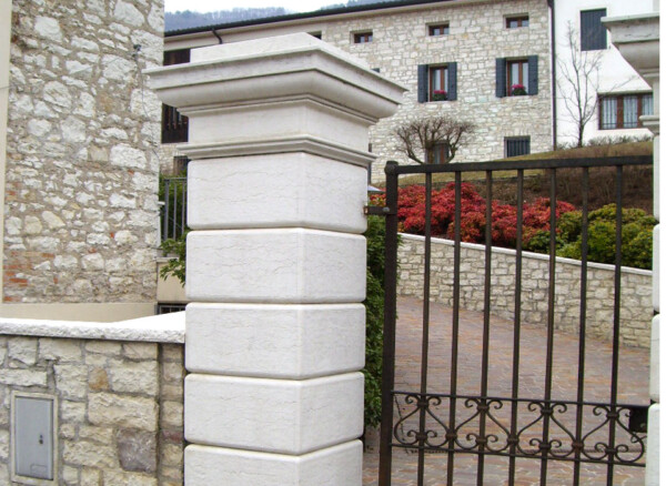 Pilastro in marmo biancone - immagine 3