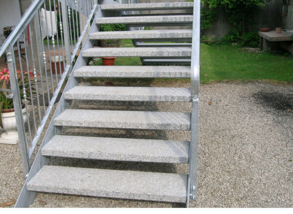 SCALA IN MARMO SARDO FIORITO - immagine 2