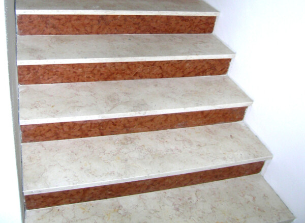 SCALA IN MARMO TERRASANTA E ROSSO ASIAGO - immagine 2